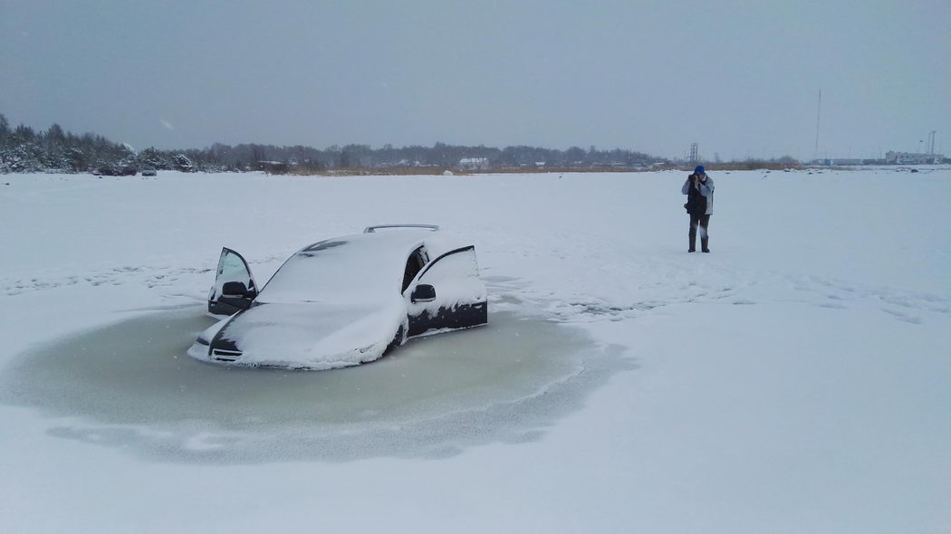 Провалившийся под лед внедорожник вмерз в воду