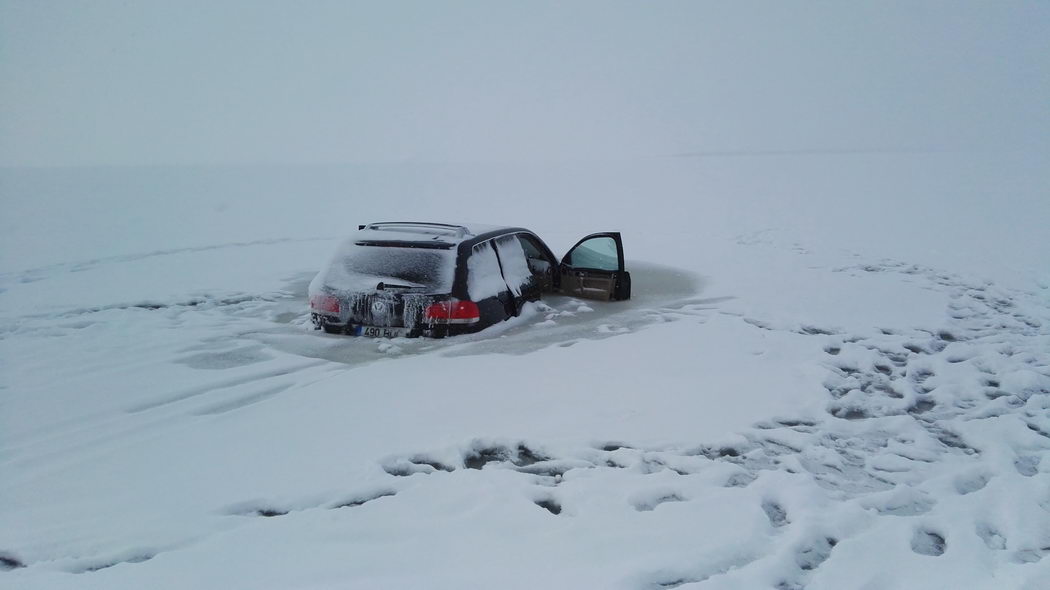 Провалившийся под лед внедорожник вмерз в воду