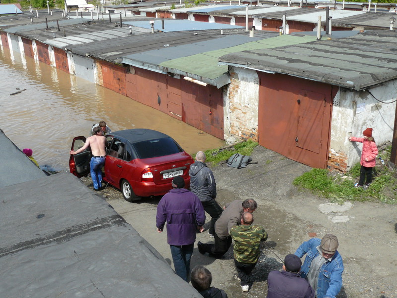 Спасение автомобилей из затопленного гаражного кооператива