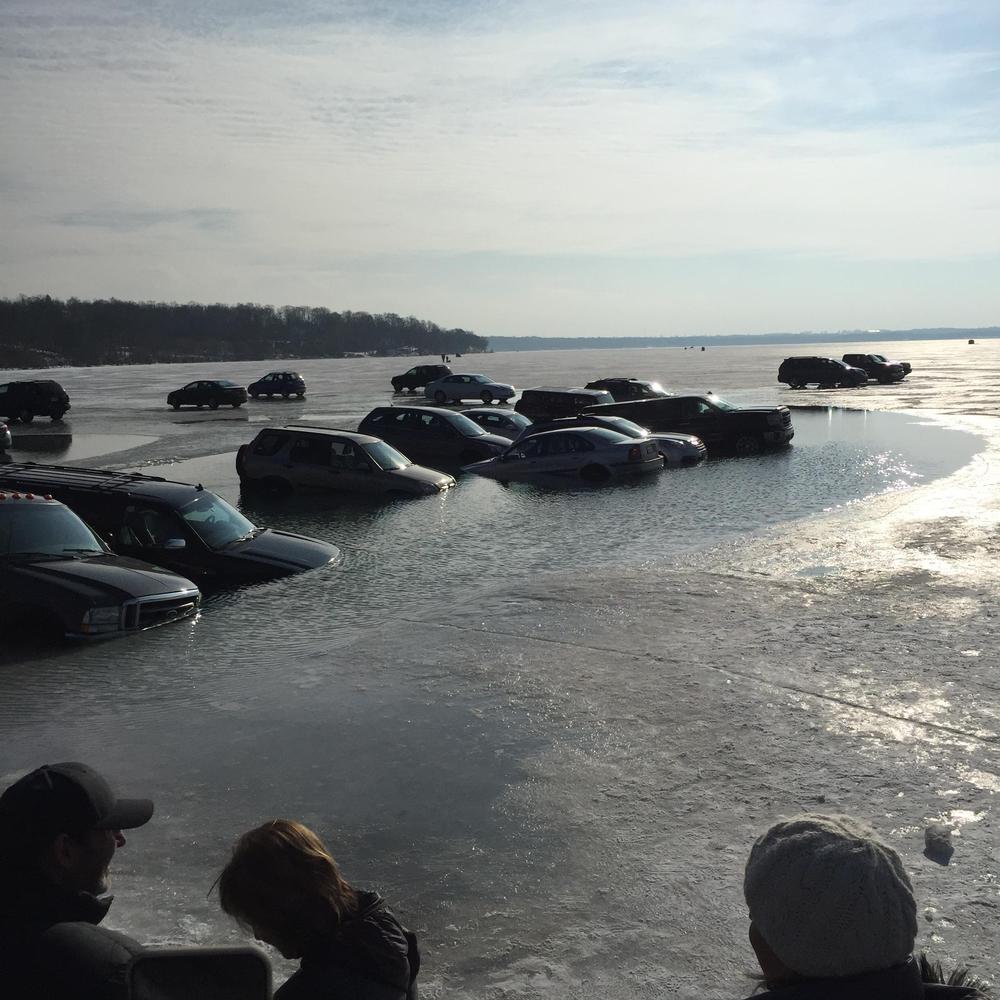 Паркующиеся на замерзшем озере, не учли одного - оно может растаять