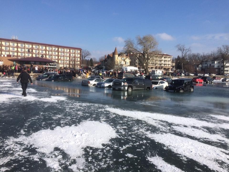 Паркующиеся на замерзшем озере, не учли одного - оно может растаять