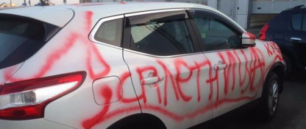 Исписанный Nissan привезли минскому дилеру на перекраску кузова Исписанный Nissan привезли минскому дилеру на перекраску кузова