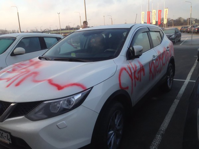 Исписанный Nissan привезли минскому дилеру на перекраску кузова Исписанный Nissan привезли минскому дилеру на перекраску кузова