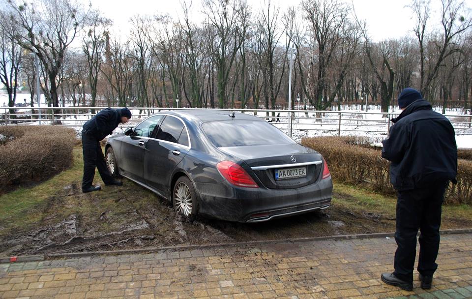 Киевлянка на роскошном Мерседесе припарковалась в грязи на клумбе возле элитного ресторана