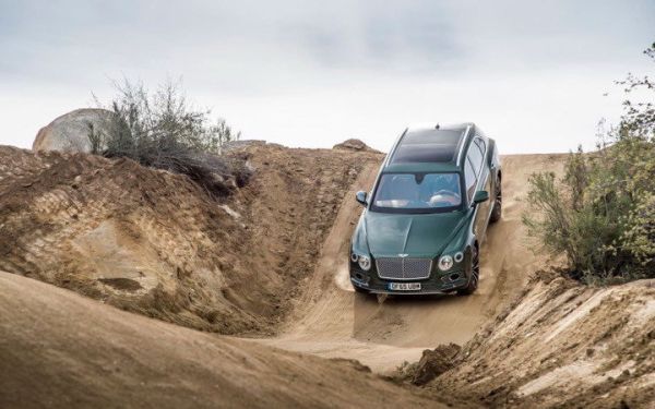 Внедорожник Bentely Bentayga на бездорожье Внедорожник Bentely Bentayga на бездорожье