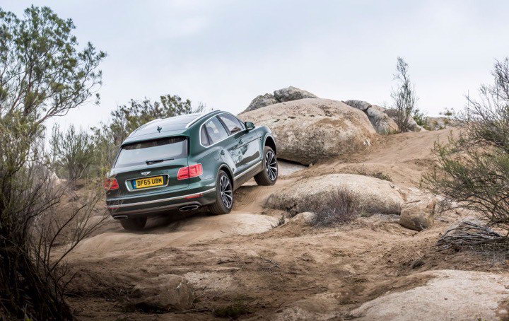 Внедорожник Bentely Bentayga на бездорожье Внедорожник Bentely Bentayga на бездорожье