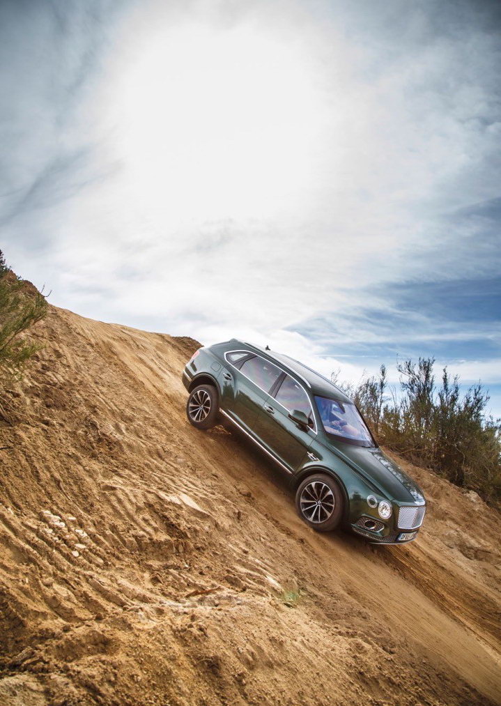 Внедорожник Bentely Bentayga на бездорожье Внедорожник Bentely Bentayga на бездорожье