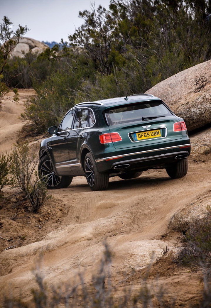 Внедорожник Bentely Bentayga на бездорожье Внедорожник Bentely Bentayga на бездорожье