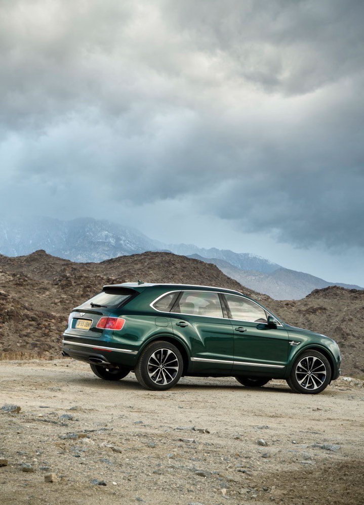 Внедорожник Bentely Bentayga на бездорожье Внедорожник Bentely Bentayga на бездорожье