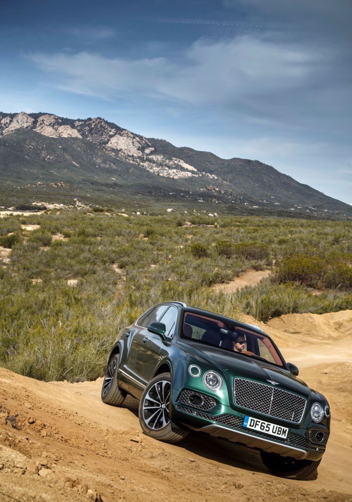 Внедорожник Bentely Bentayga на бездорожье Внедорожник Bentely Bentayga на бездорожье