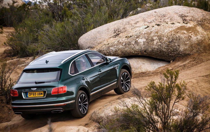 Внедорожник Bentely Bentayga на бездорожье Внедорожник Bentely Bentayga на бездорожье