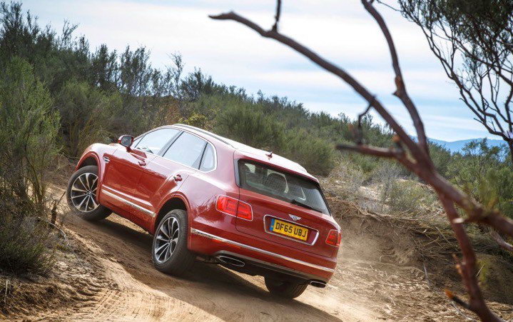 Внедорожник Bentely Bentayga на бездорожье Внедорожник Bentely Bentayga на бездорожье