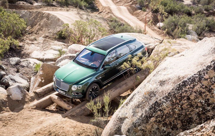 Внедорожник Bentely Bentayga на бездорожье Внедорожник Bentely Bentayga на бездорожье