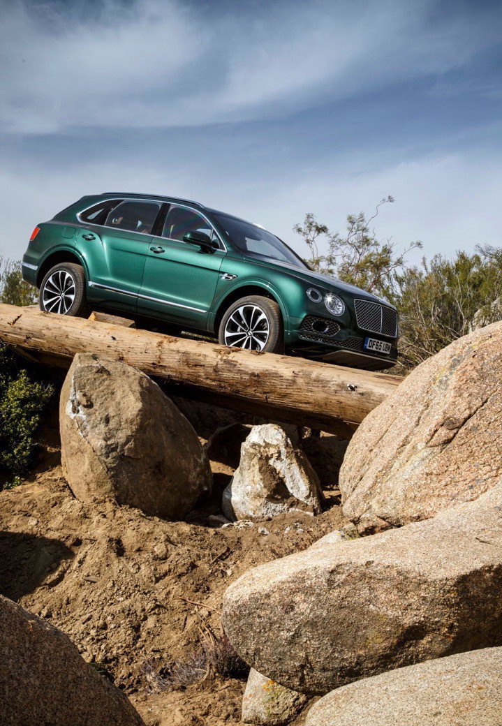 Внедорожник Bentely Bentayga на бездорожье Внедорожник Bentely Bentayga на бездорожье