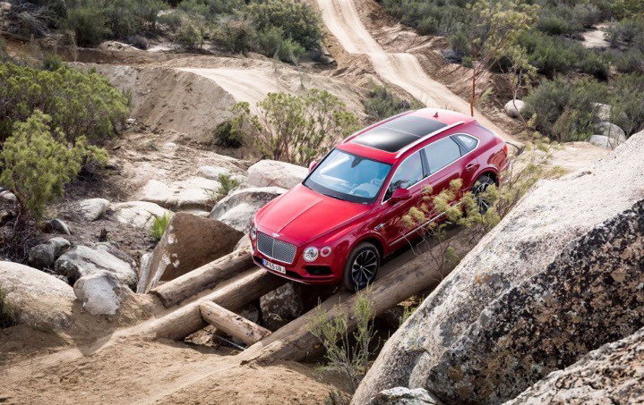 Внедорожник Bentely Bentayga на бездорожье Внедорожник Bentely Bentayga на бездорожье
