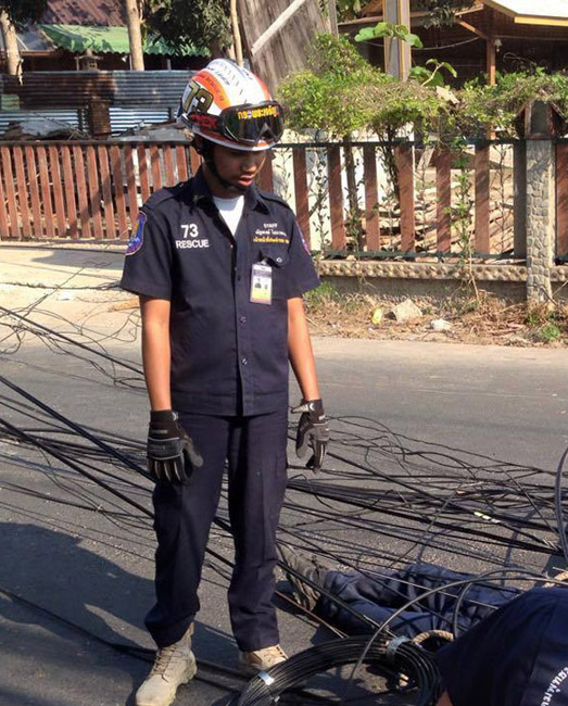 В Таиланде электрика раздавило столбом