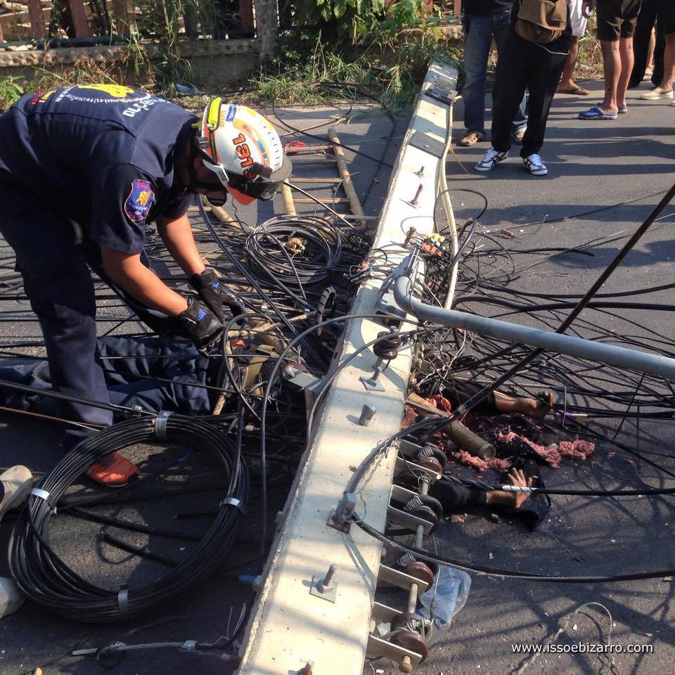 В Таиланде электрика раздавило столбом