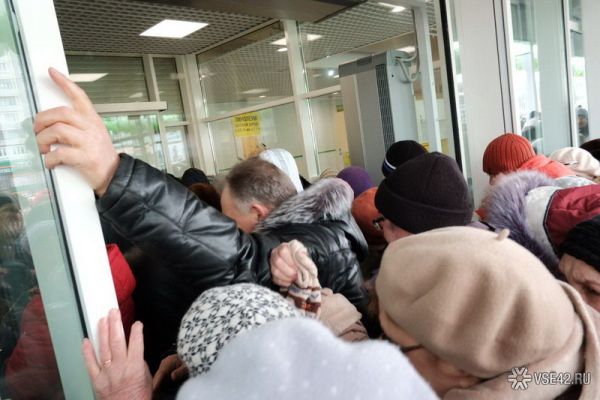 Открытие строительного гипермаркета «Леруа Мерлен» в Кемерово обернулось давкой и драками