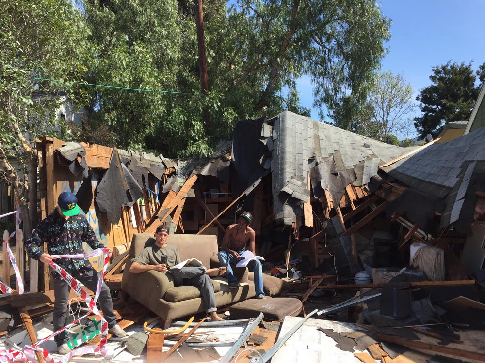 В Сан-Луис-Обиспо рухнула крыша гаража прямо во время вечеринки