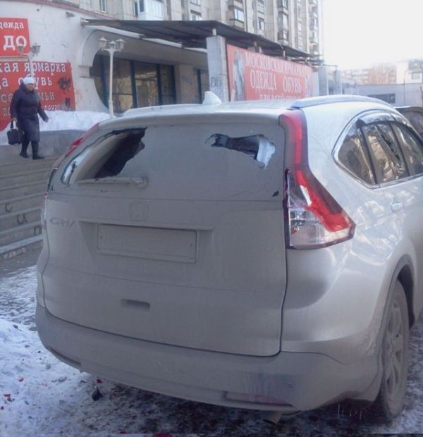 "Народные мстители": в Екатеринбурге у иномарки, припаркованной на тротуаре, разбили стёкла