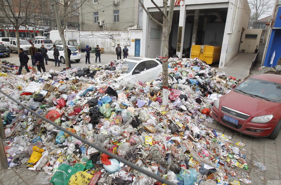Штраф за блокировку проезда мусоровоза в Китае