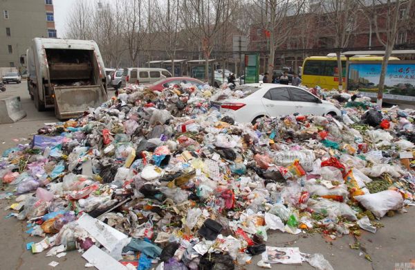 Штраф за блокировку проезда мусоровоза в Китае