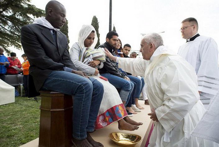 Папа Римский Франциск омыл ноги беженцам
