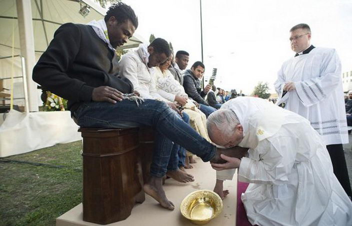 Папа Римский Франциск омыл ноги беженцам