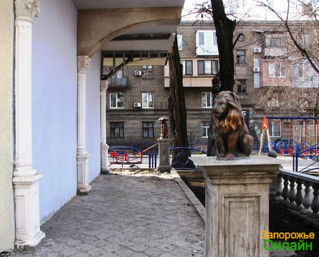 Житель Запорожья оформил свой гараж в стиле барокко