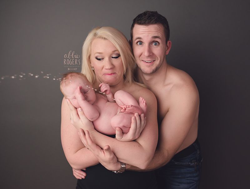 Младенец испортил семейную фотосессию струей мочи
