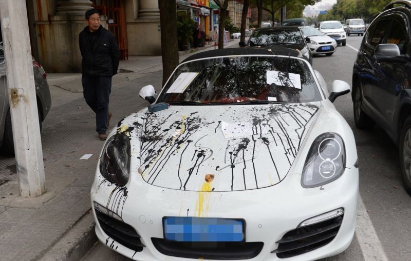 Месть шанхайцев соседу, перекрывшему своим Porsche вход в жилой комплекс