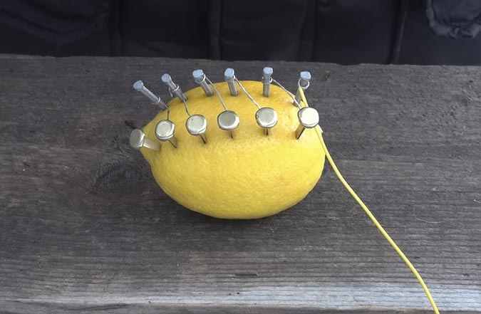 Как разжечь огонь при помощи лимона