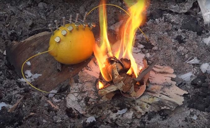 Как разжечь огонь при помощи лимона