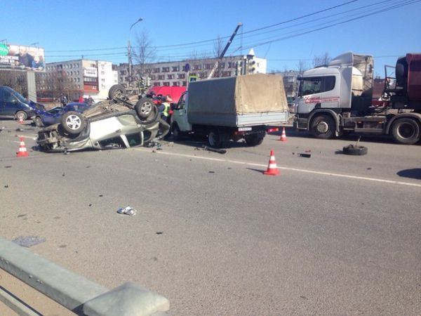 Пьяный водитель Дастера протаранил 5 автомобилей на дороге в Кировске