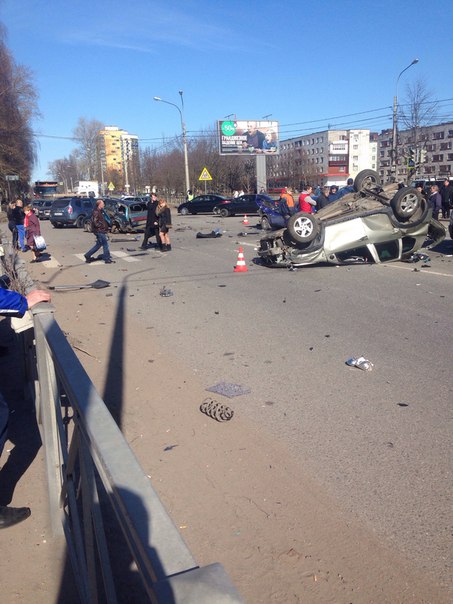 Пьяный водитель Дастера протаранил 5 автомобилей на дороге в Кировске
