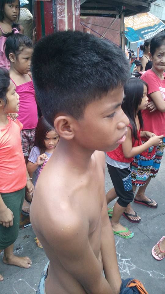 В Филиппинах за срывание цветочков детишек наказывают очень жестоко