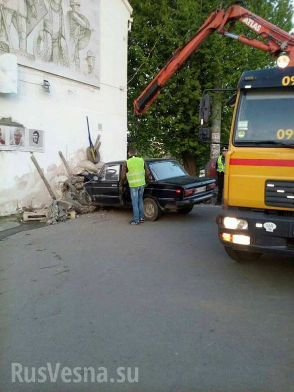 Пьяный водитель «Жигулей» уничтожил стелу «героев небесной сотни» в Ровно