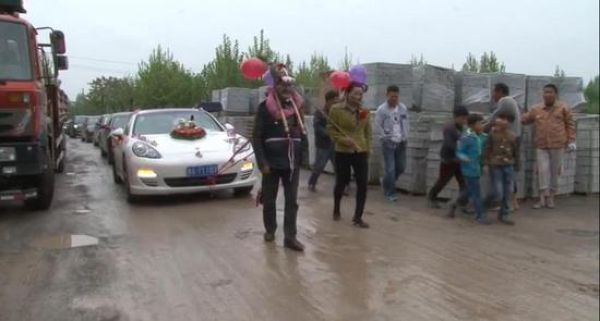 На веселой китайской свадьбе папа-осел тащил за собой спорткар с молодоженами