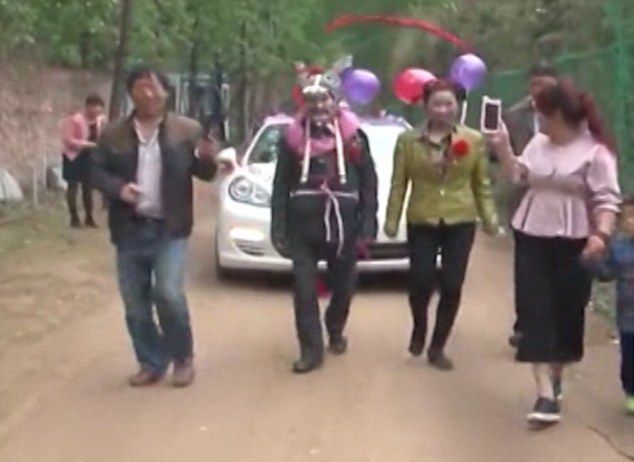 На веселой китайской свадьбе папа-осел тащил за собой спорткар с молодоженами