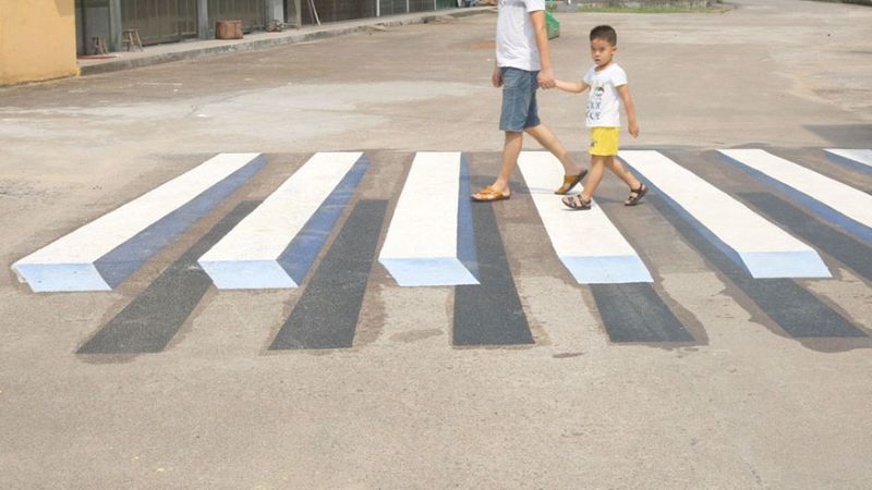 В Индии начали рисовать 3D-зебры, чтобы заставить водителей-лихачей притормозить