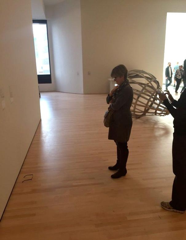 В США оставленные на полу музея очки приняли за произведение искусства