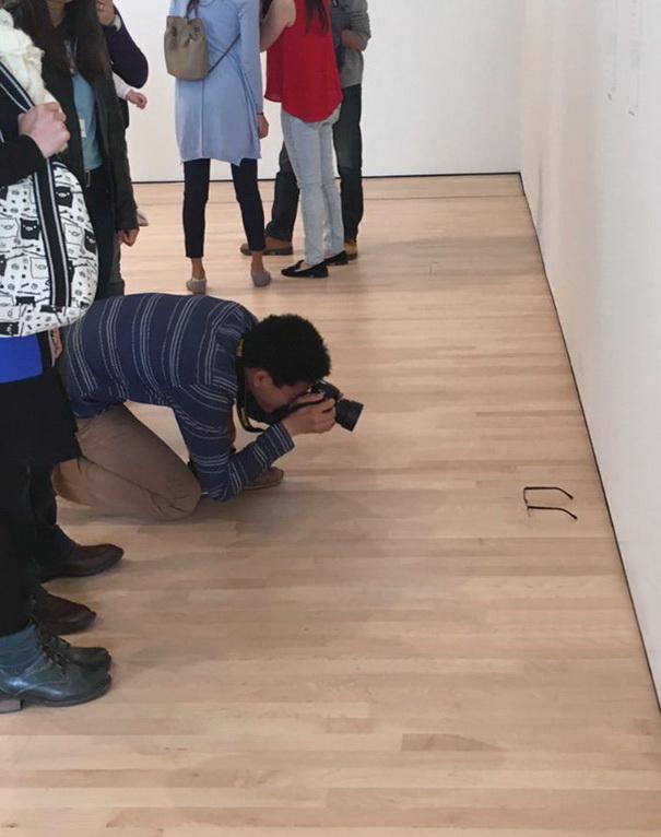 В США оставленные на полу музея очки приняли за произведение искусства