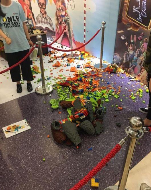 В Китае на выставке Lego Expo ребенок сломал статую за 15 000 долларов