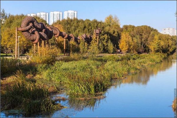 Памятник говну размещен в Москве в парке «Чермянка»
