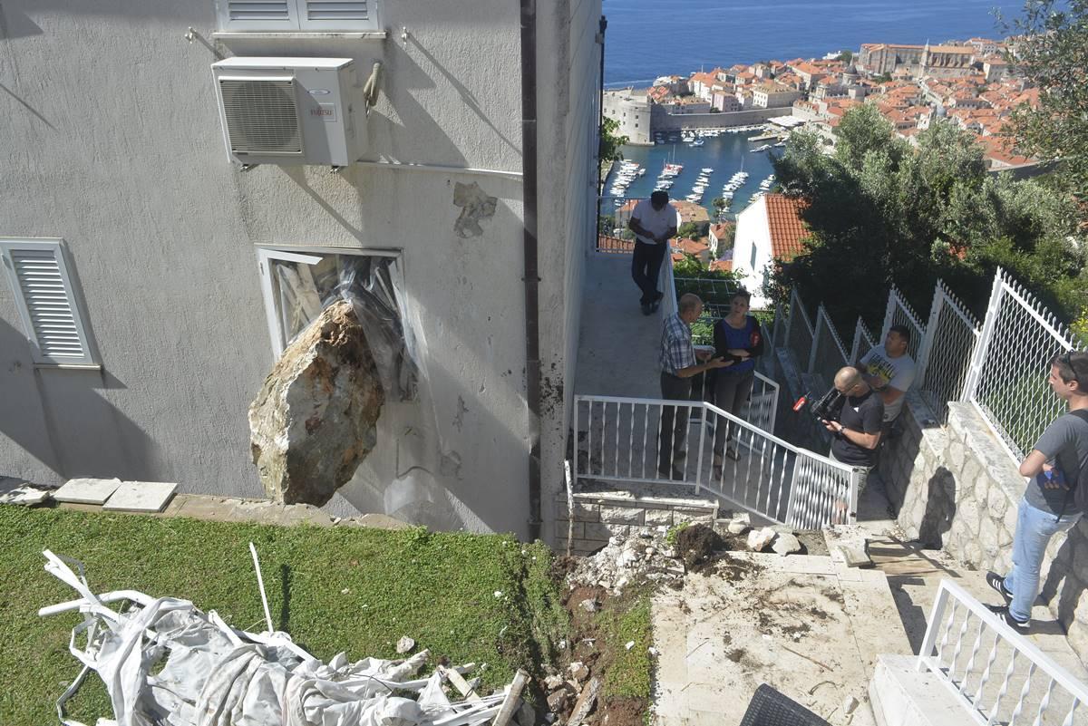 Валун сорвался со скалы и врезался в здание Дубровник, Хорватия