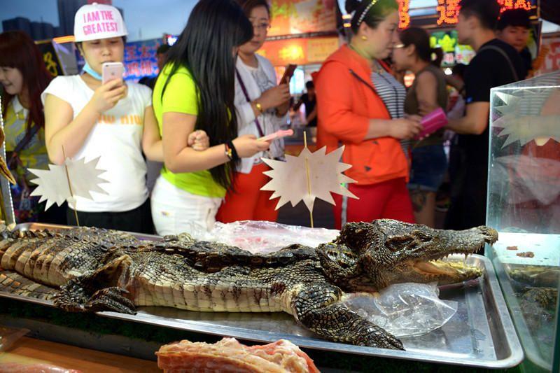 Китайская уличная еда - шашлык из крокодила