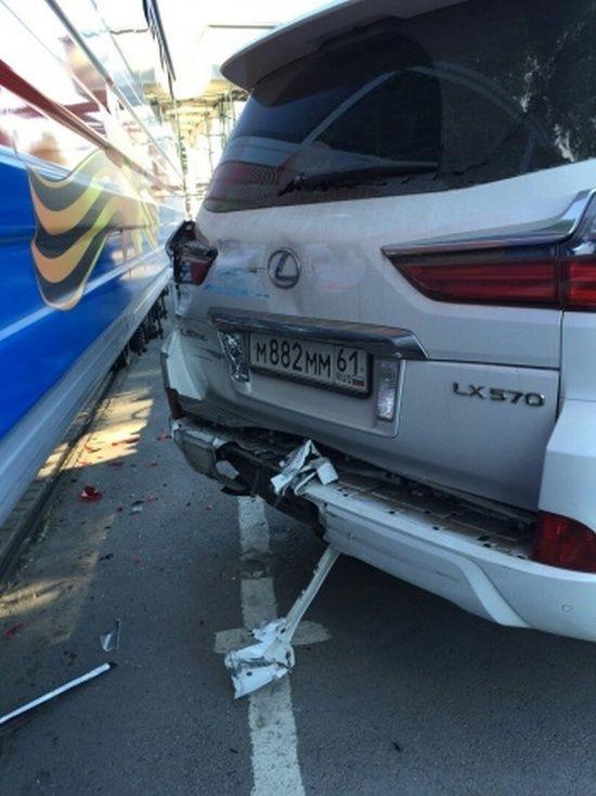 Детский паровозик изрядно потрепал внедорожник Lexus Детский паровозик изрядно потрепал внедорожник Lexus