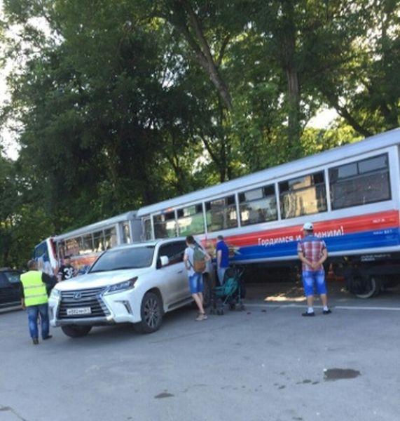 Детский паровозик изрядно потрепал внедорожник Lexus Детский паровозик изрядно потрепал внедорожник Lexus