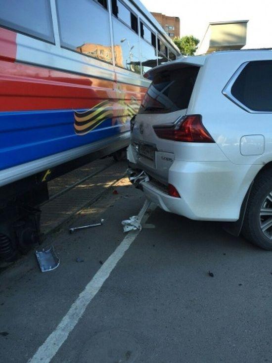 Детский паровозик изрядно потрепал внедорожник Lexus Детский паровозик изрядно потрепал внедорожник Lexus