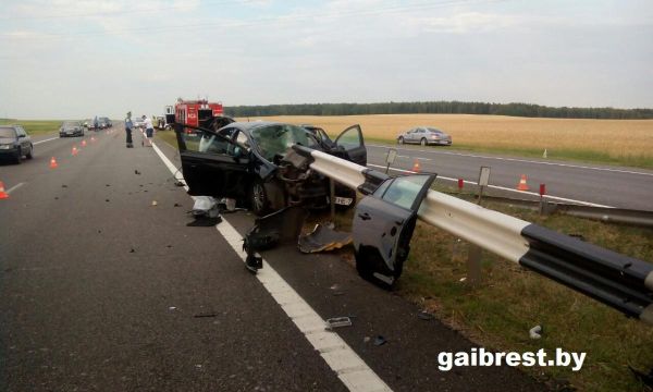 На трассе М1 Fiat «прошило» отбойником: погибла супруга водителя